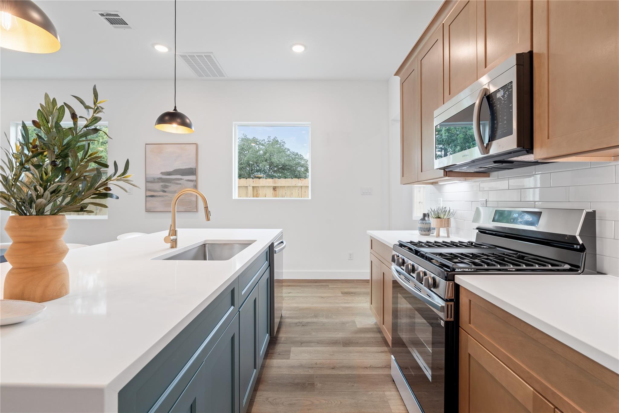 1033 S Victory Drive