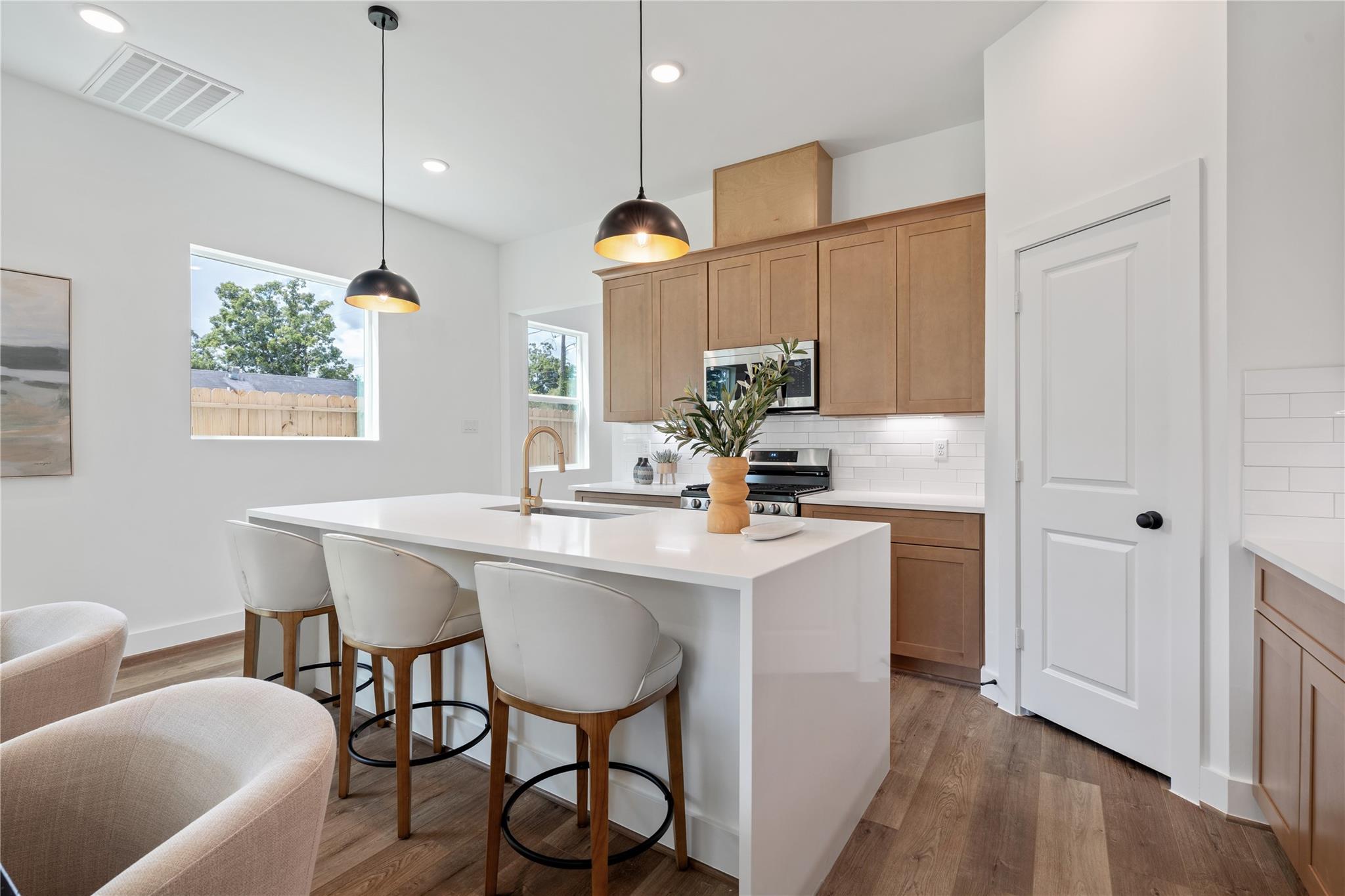 1033 S Victory Drive