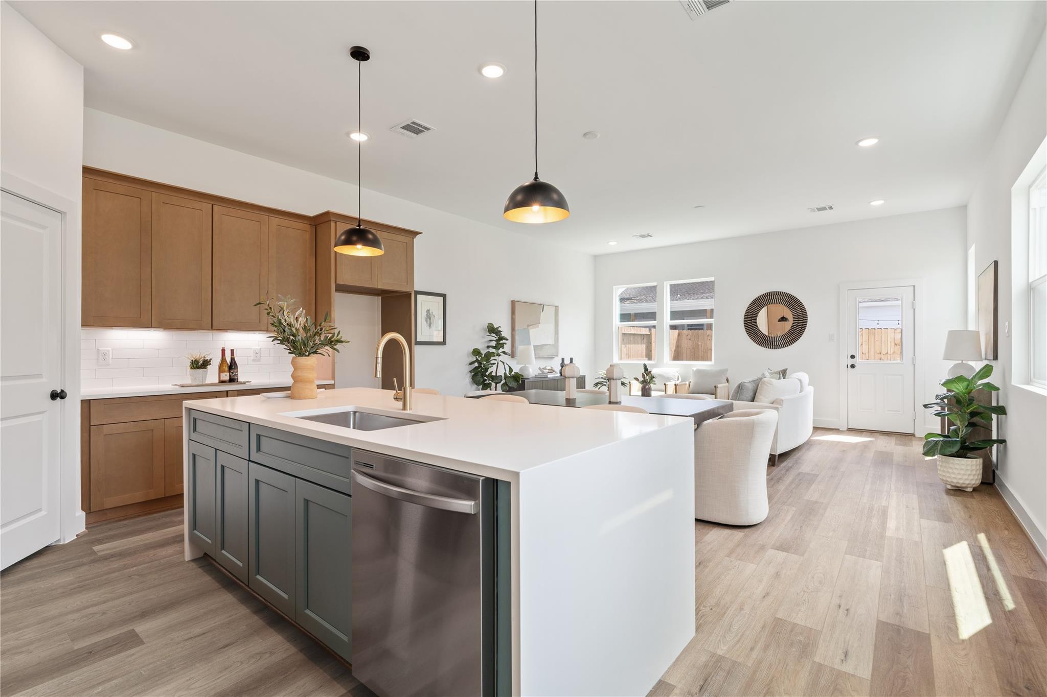 1031-1033 S Victory Drive