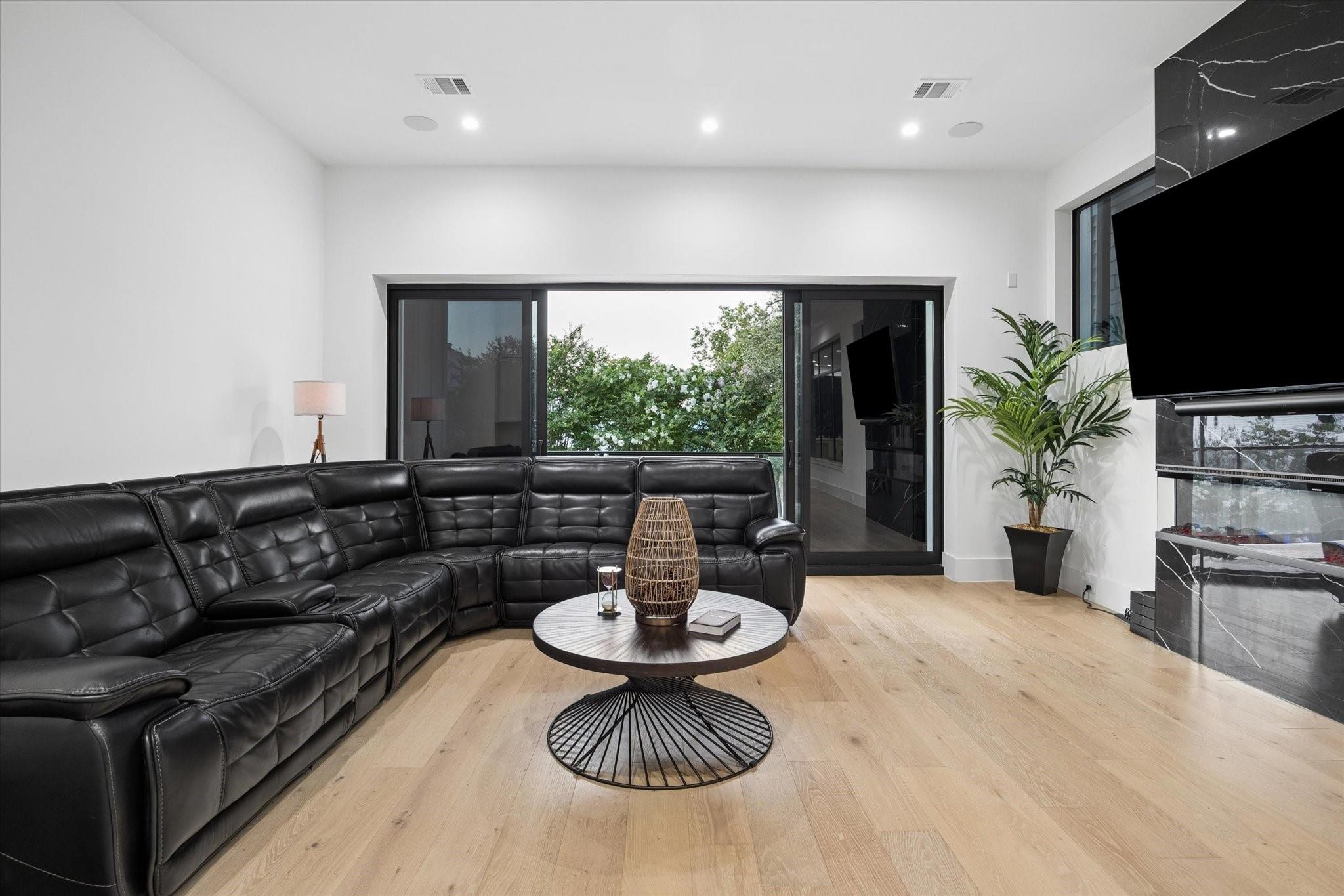 209 W 10th 1/2 Street
