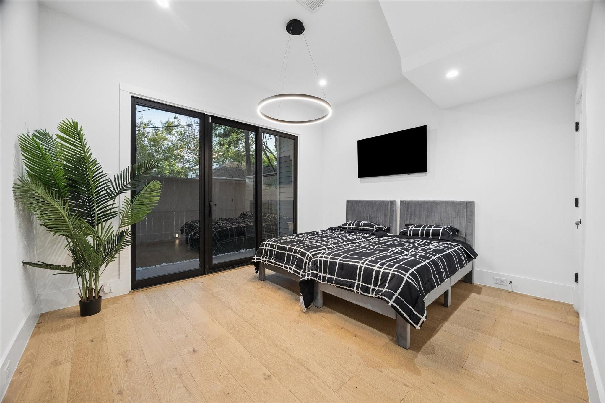209 W 10th 1/2 Street