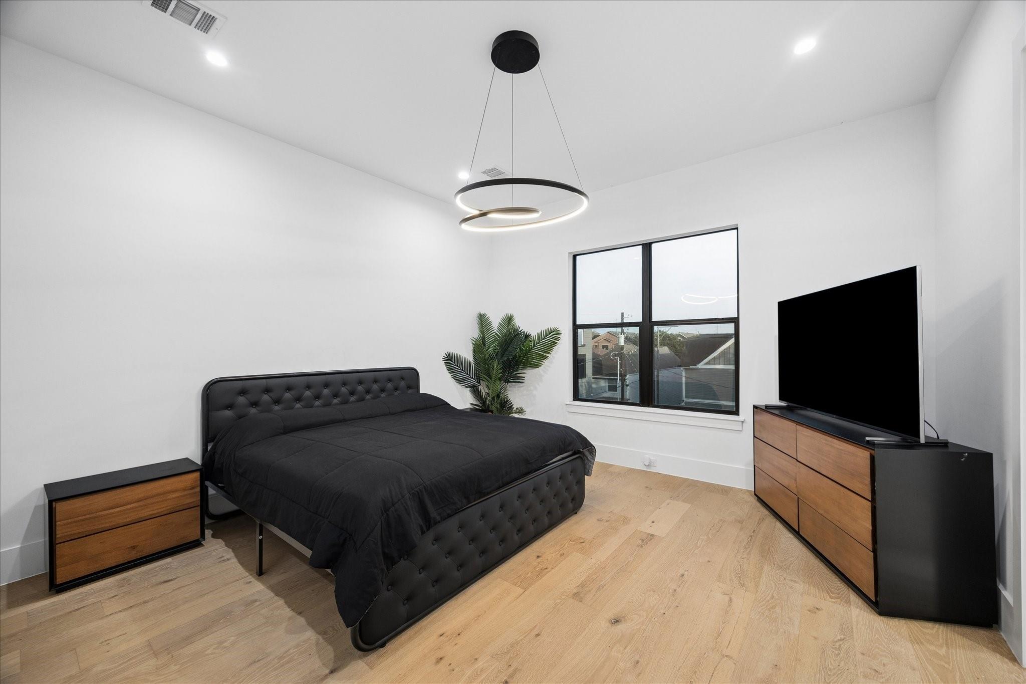 209 W 10th 1/2 Street