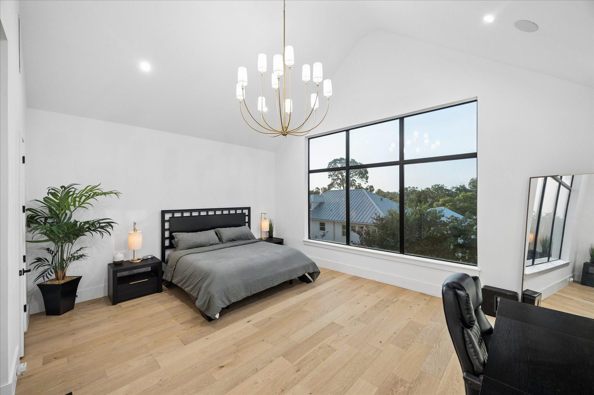 209 W 10th 1/2 Street