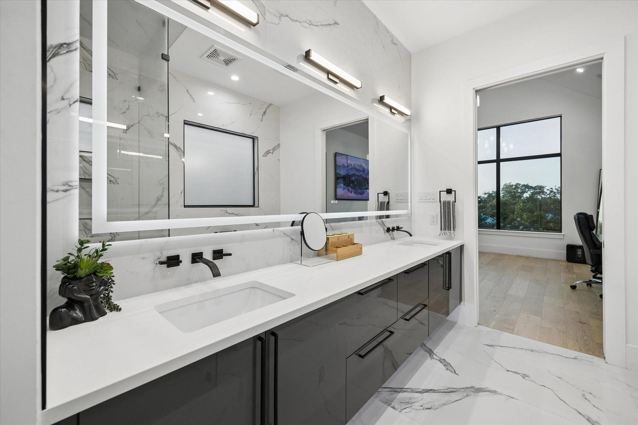 209 W 10th 1/2 Street