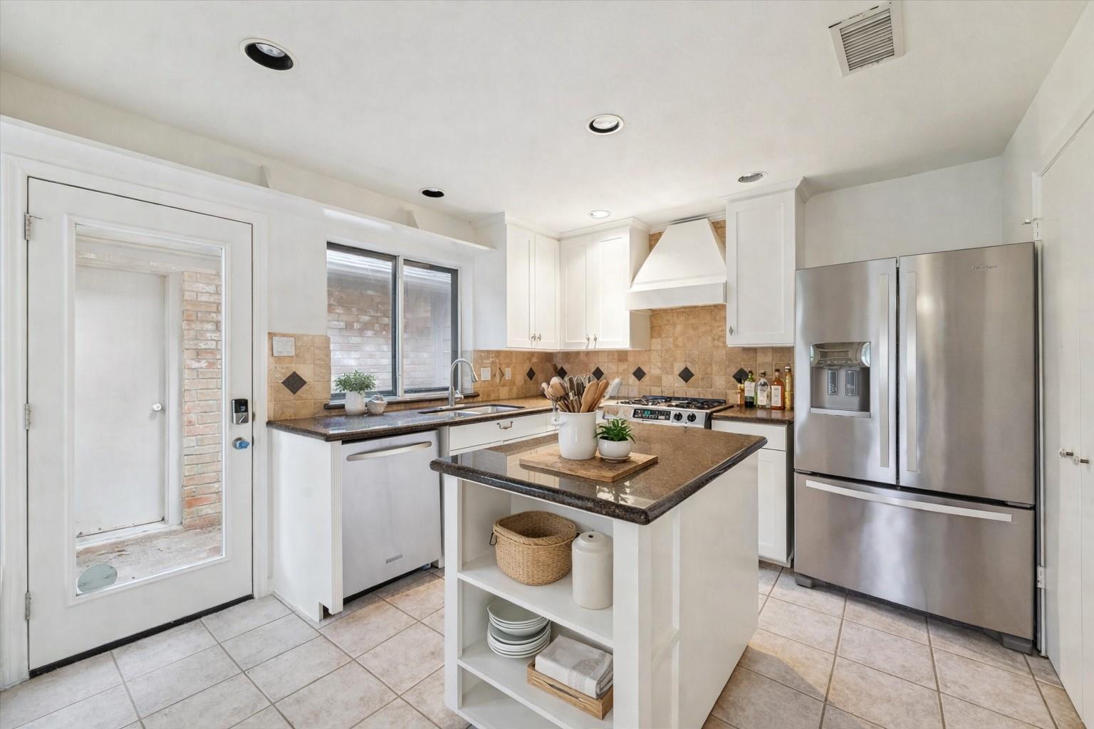 12 Lakeridge Drive