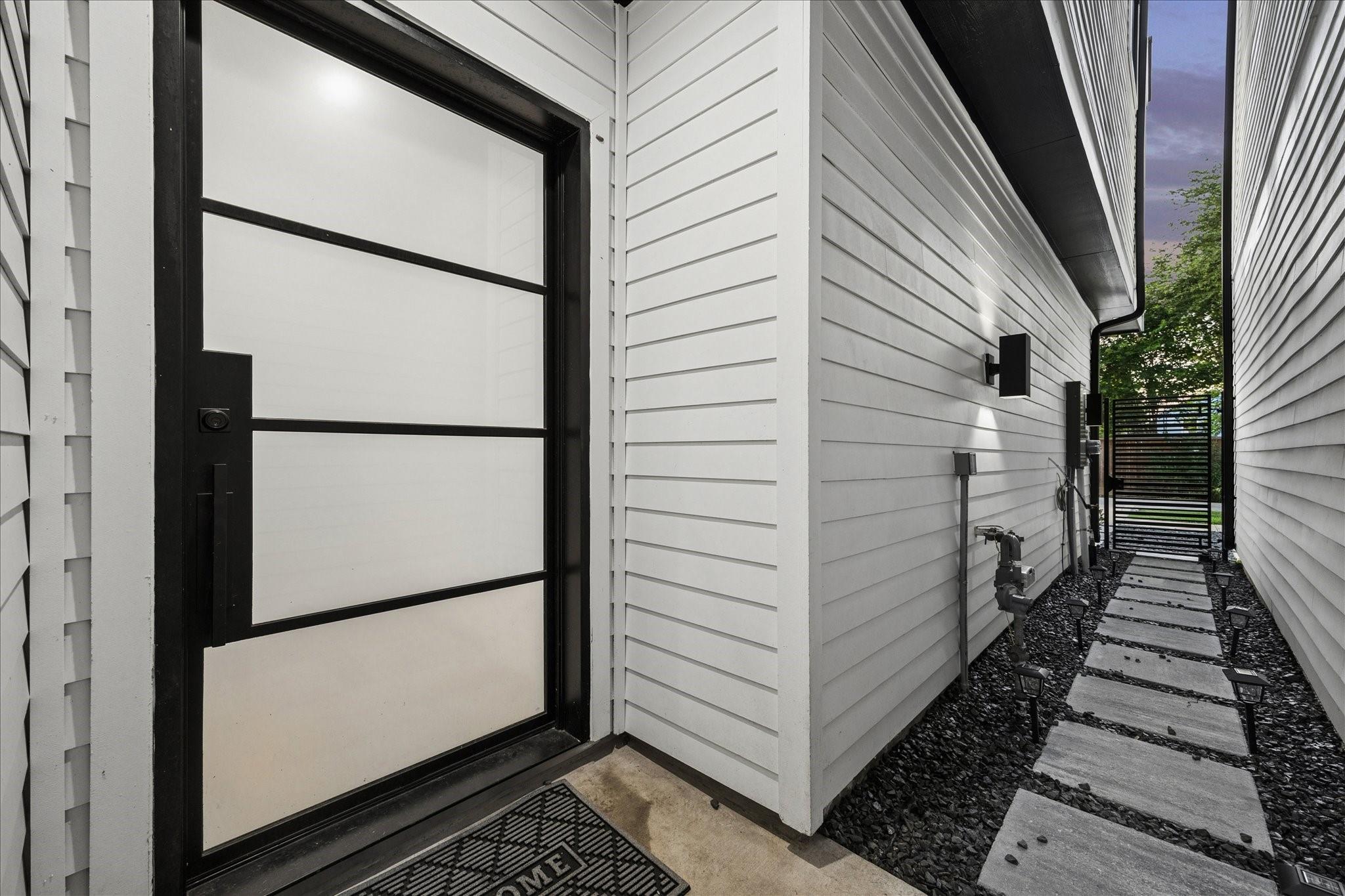 209 W 10th 1/2 Street