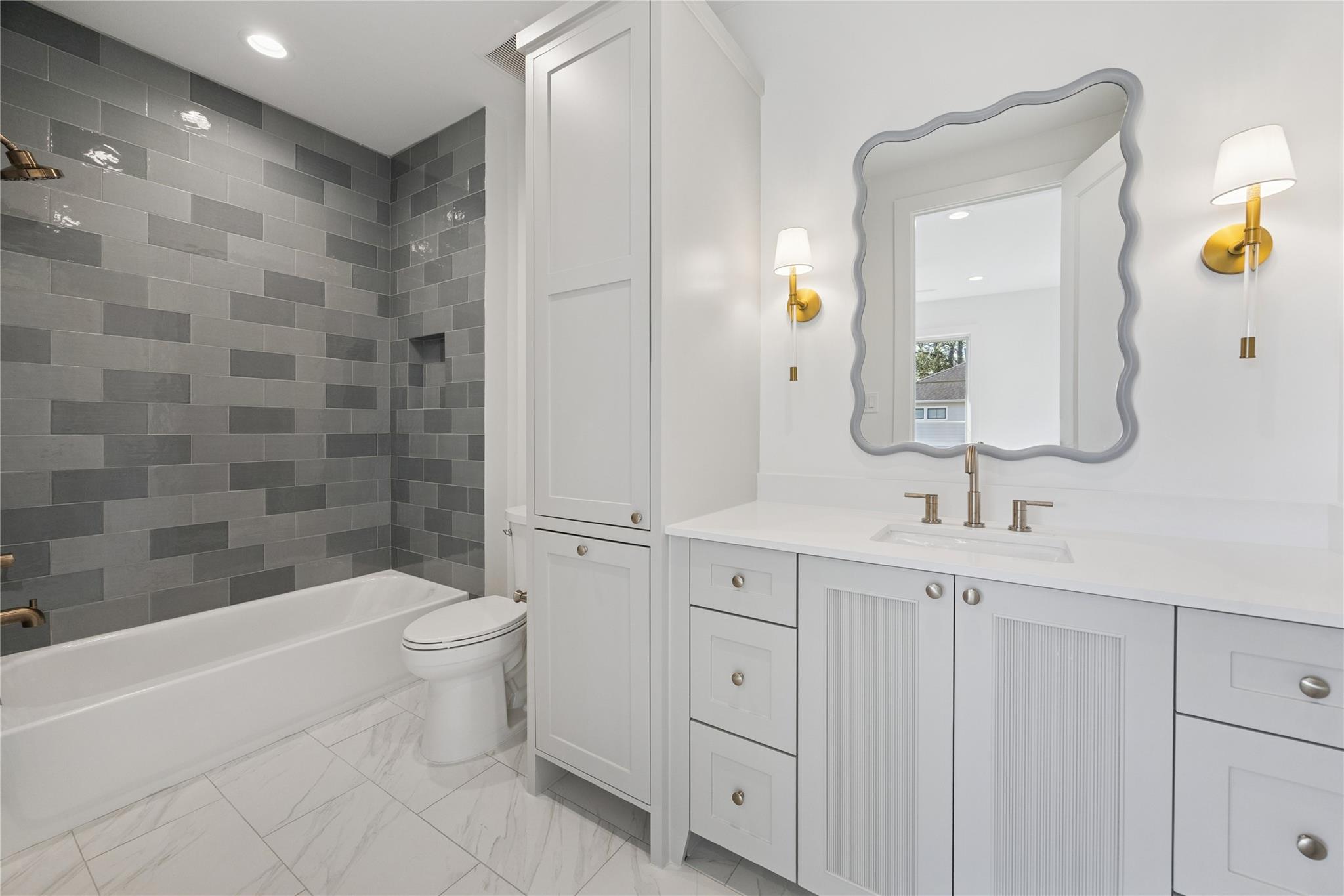 955 W 42nd Street
