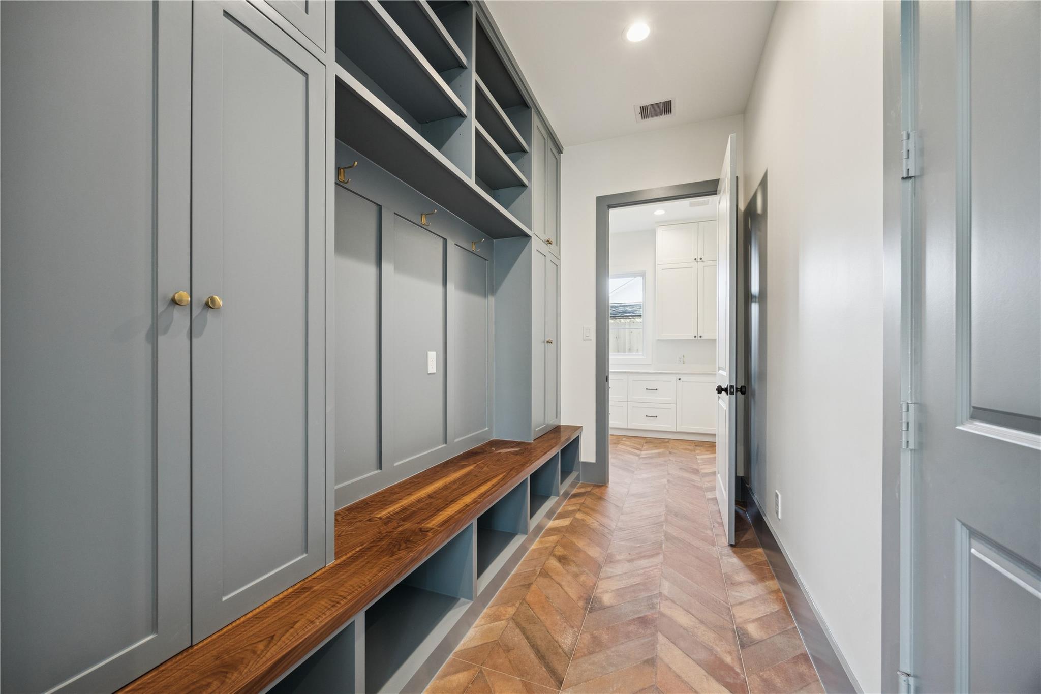 955 W 42nd Street