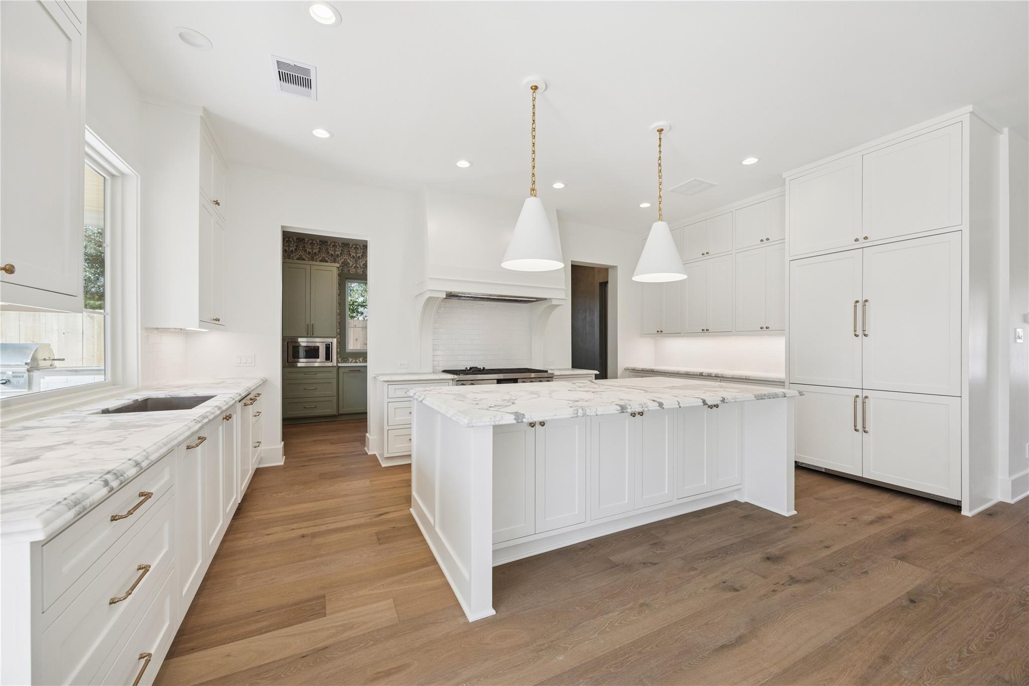 955 W 42nd Street