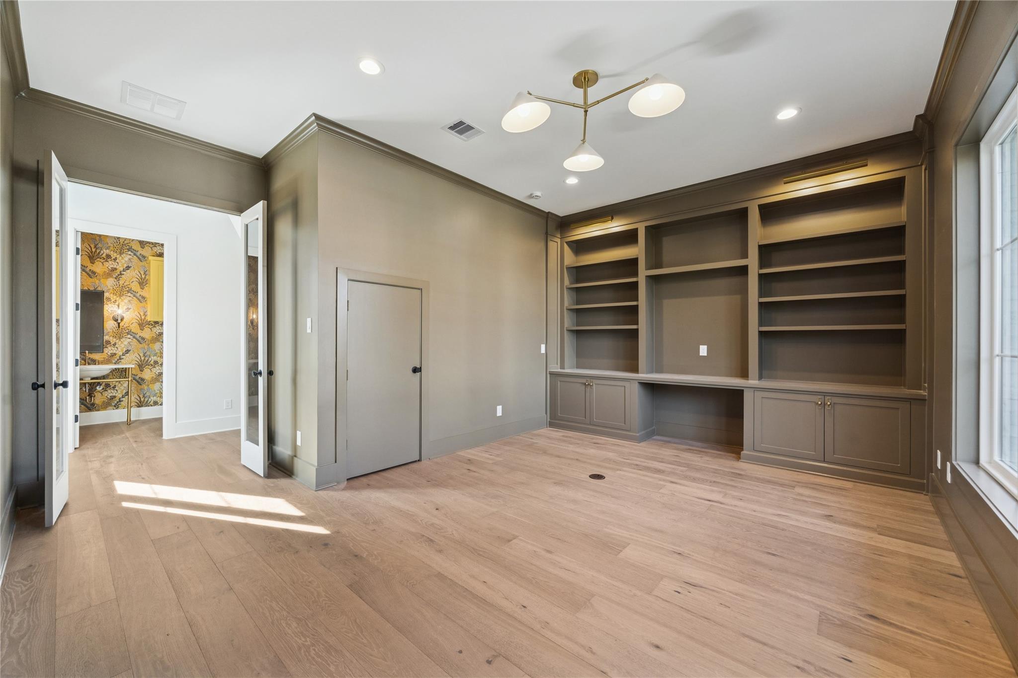 955 W 42nd Street