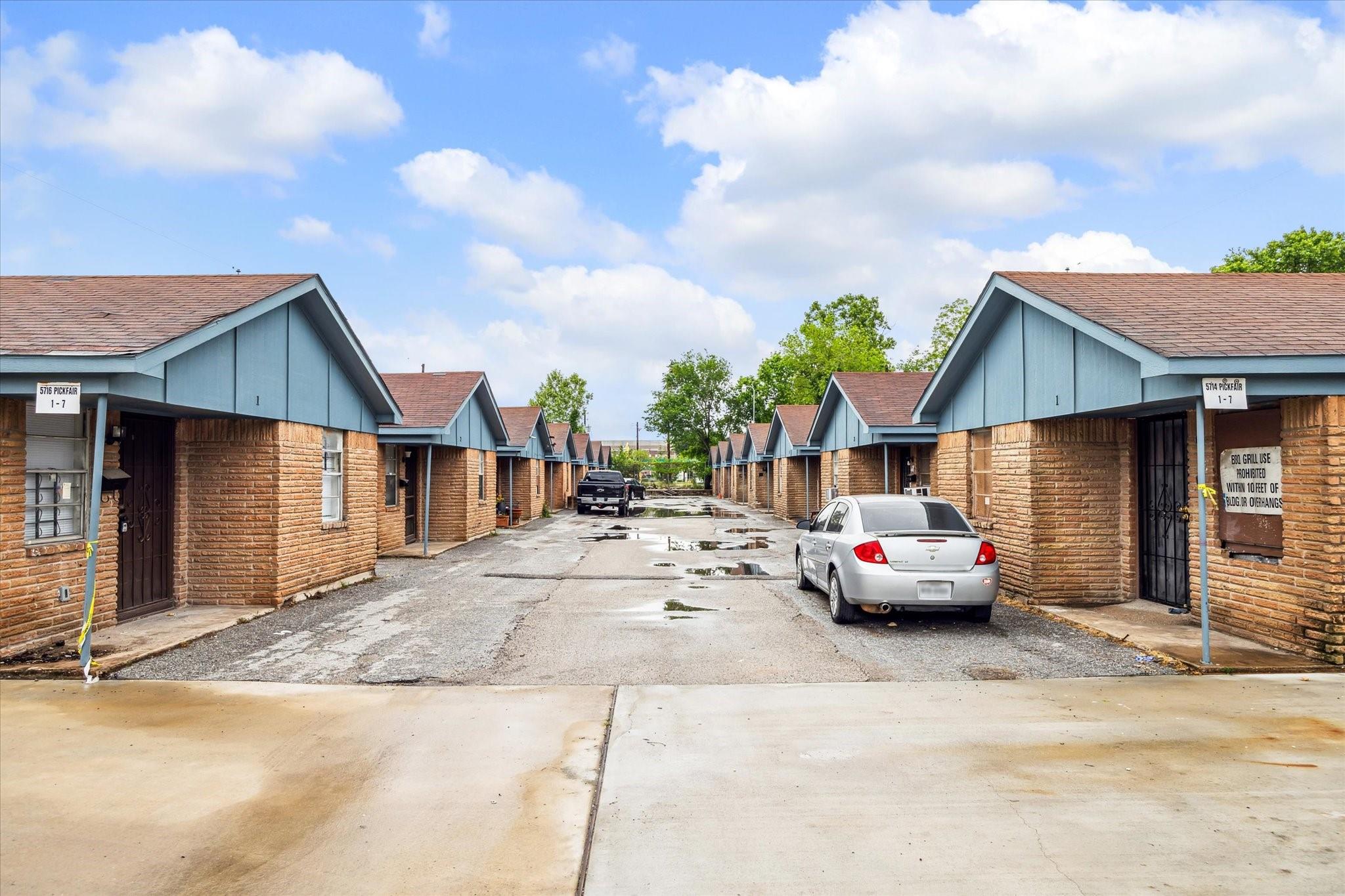 5716 Pickfair Street # 27 Unit: 14-27