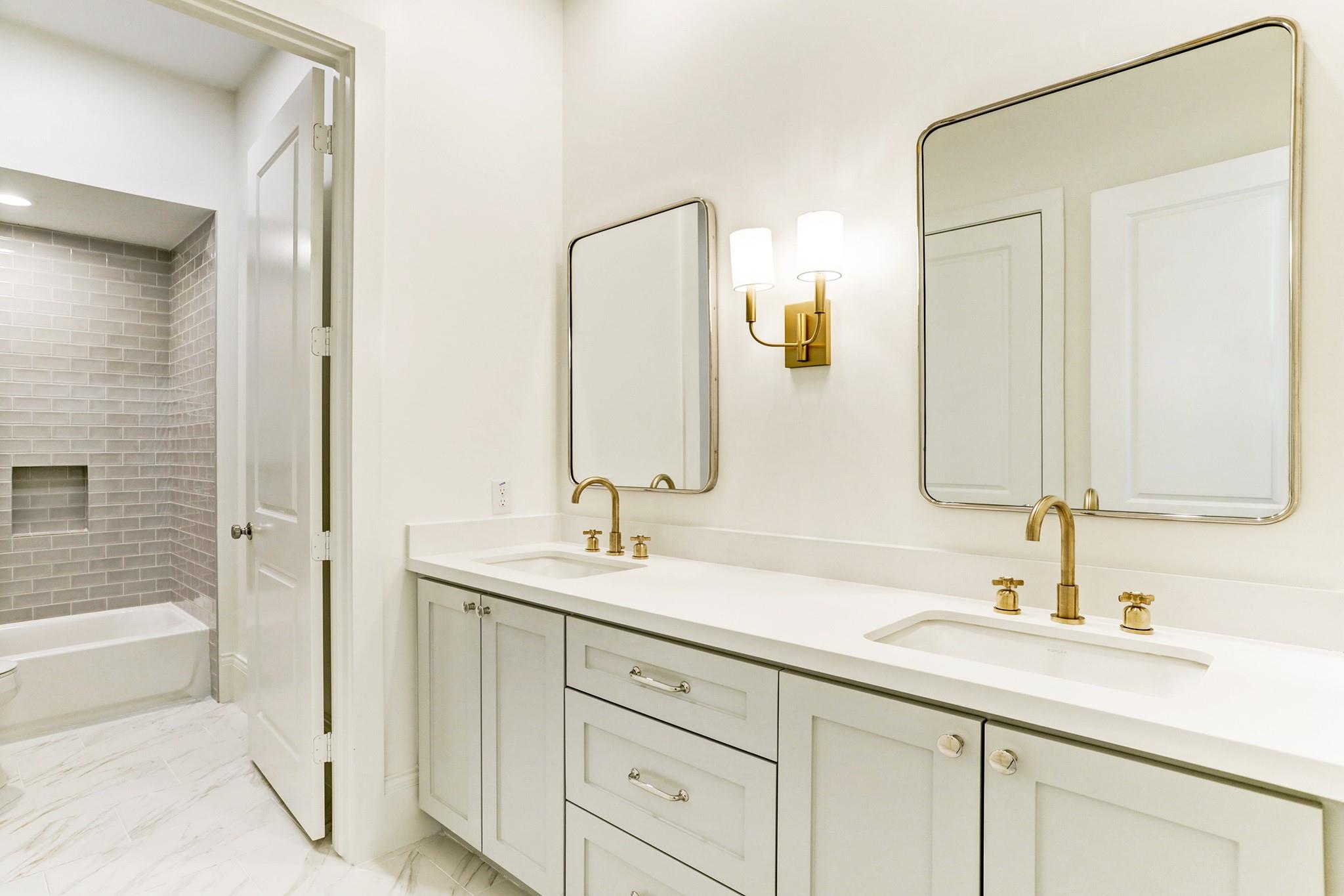 1050 W 42nd Street