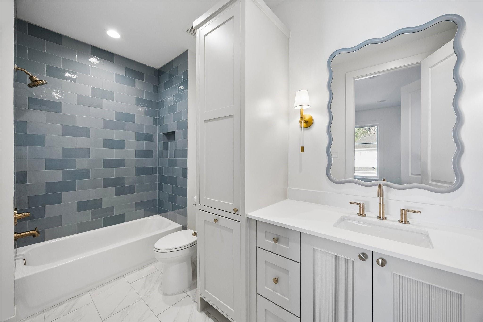 826 W 41st Street