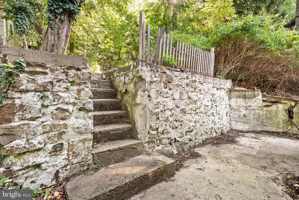 12 WEEDEN STREET