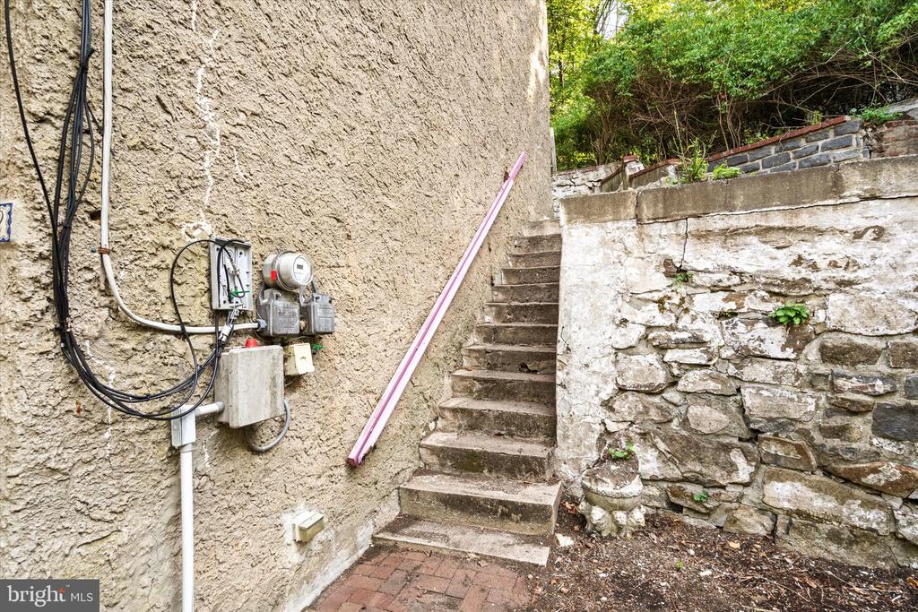 12 WEEDEN STREET