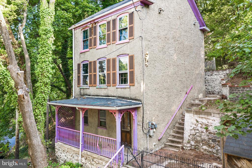 12 WEEDEN STREET
