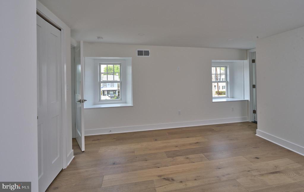 30 N FRANKLIN STREET