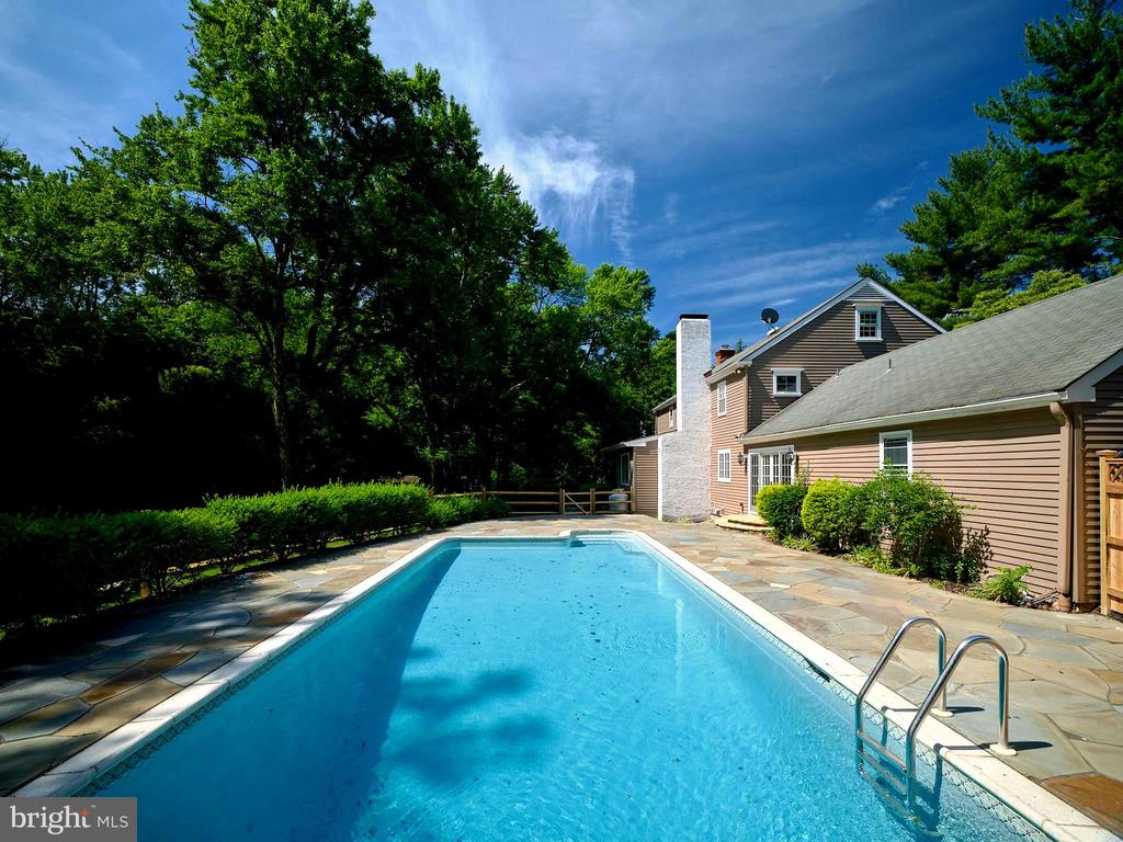 129 FOXCROFT DRIVE