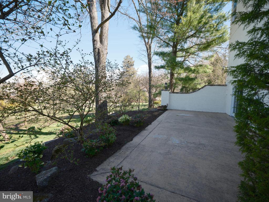 4 KINGSWOOD DRIVE