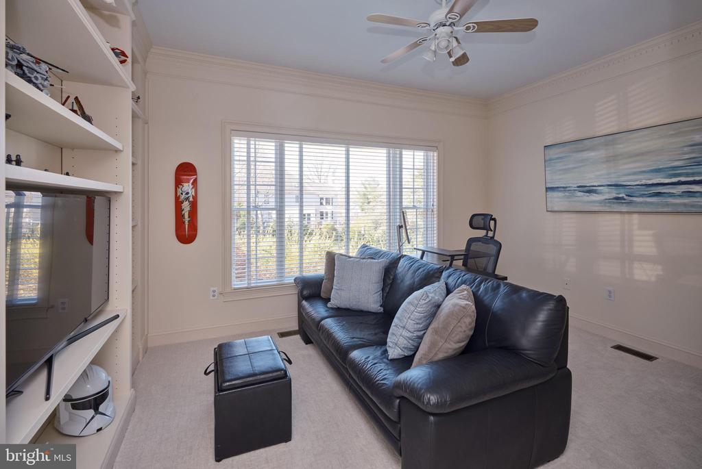 4 KINGSWOOD DRIVE