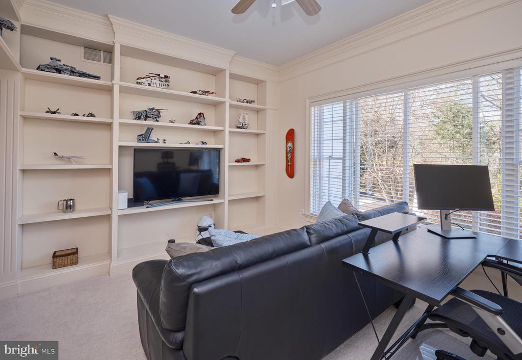 4 KINGSWOOD DRIVE