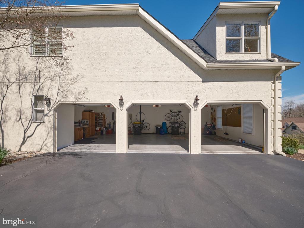 4 KINGSWOOD DRIVE