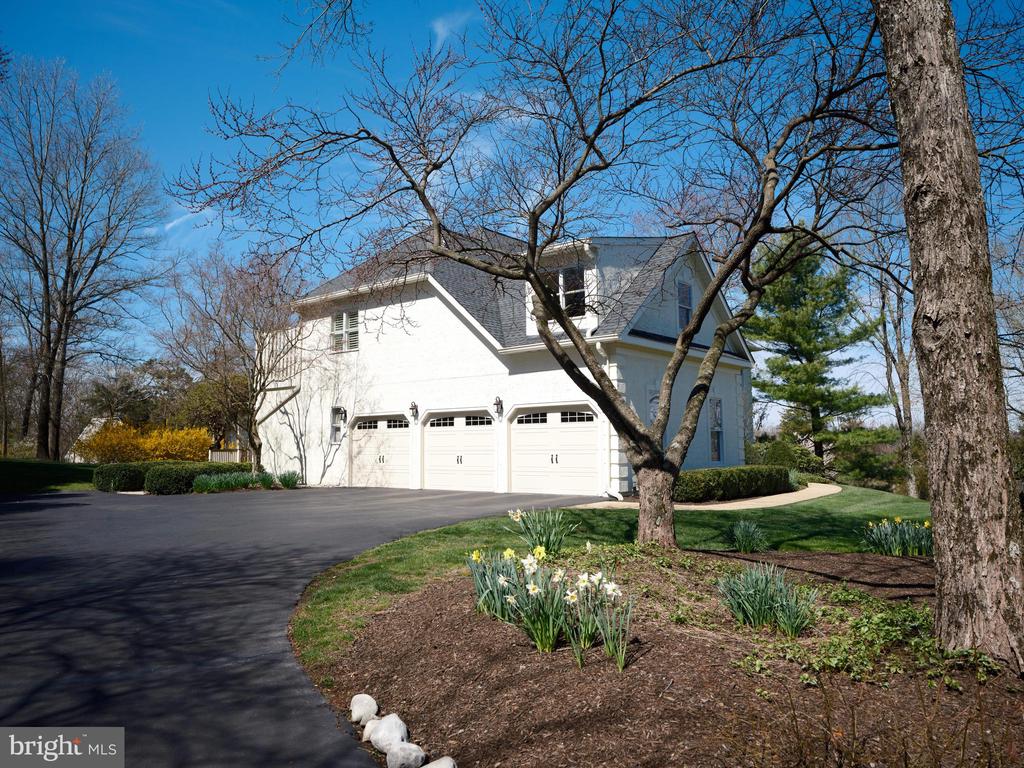 4 KINGSWOOD DRIVE