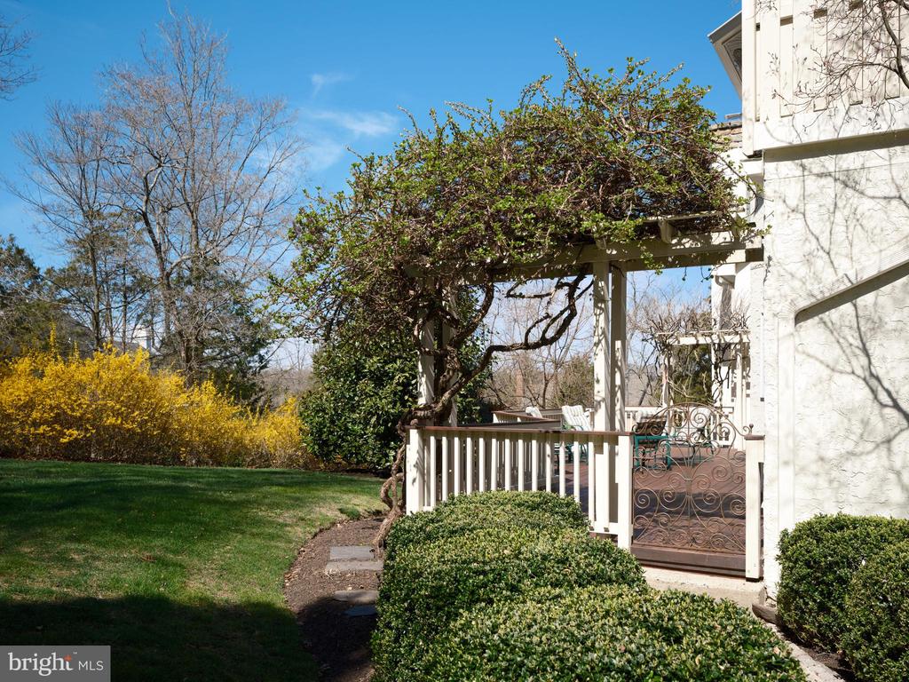 4 KINGSWOOD DRIVE