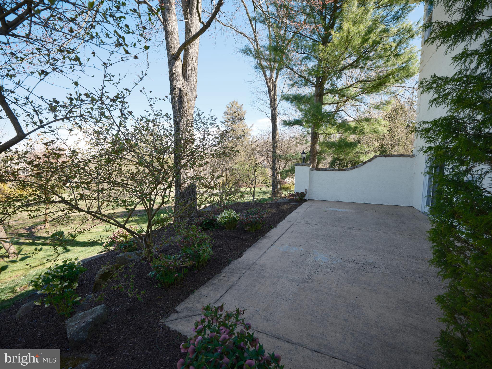 4 KINGSWOOD DRIVE
