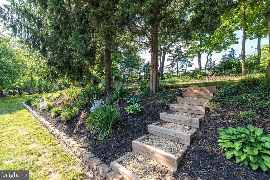 1425 PARKLAND ROAD
