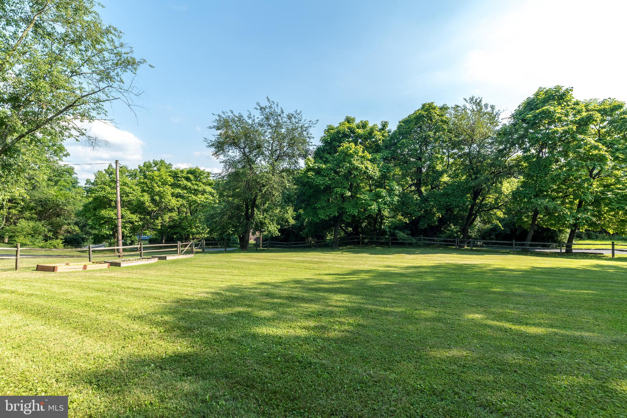 1425 PARKLAND ROAD