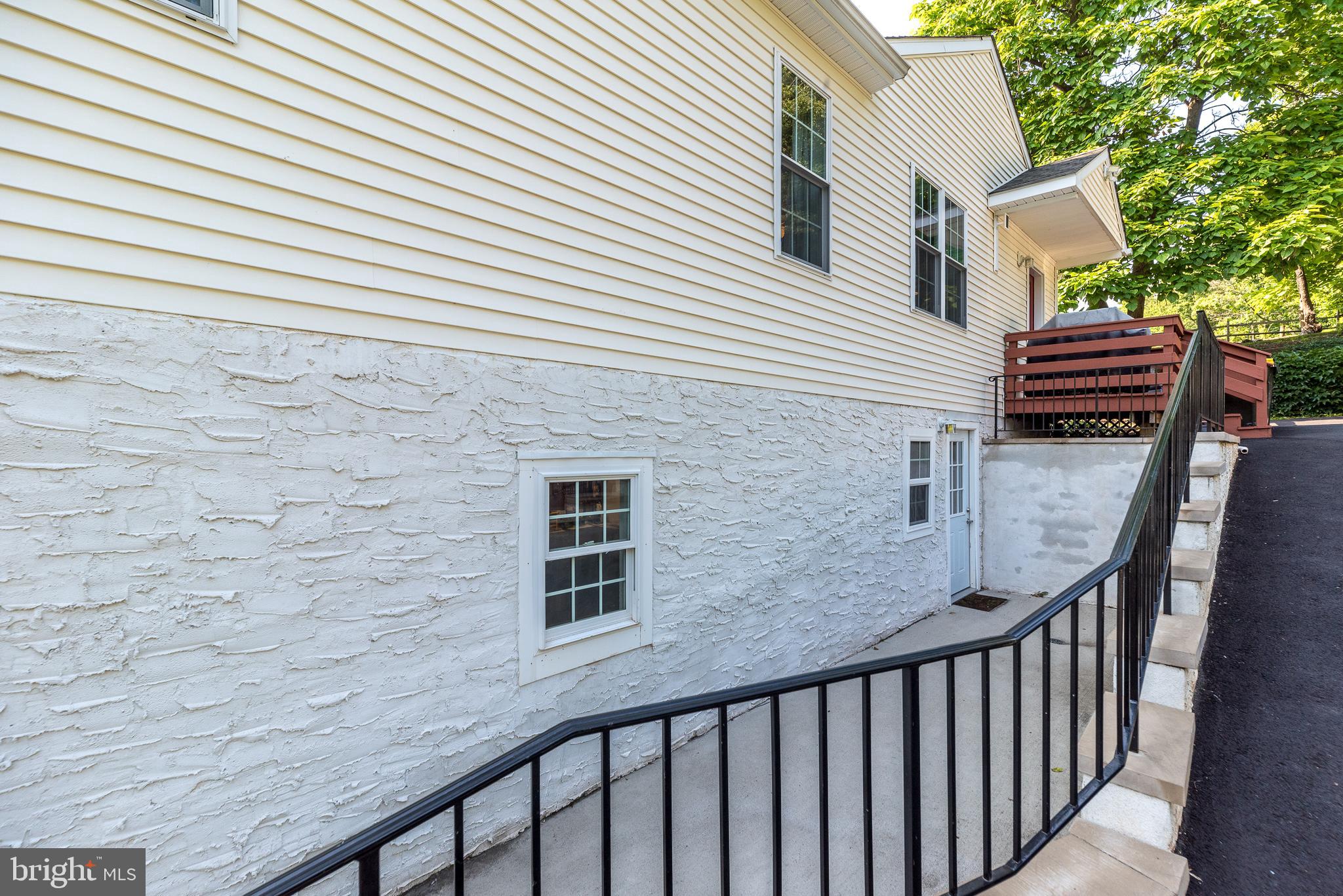 1425 PARKLAND ROAD