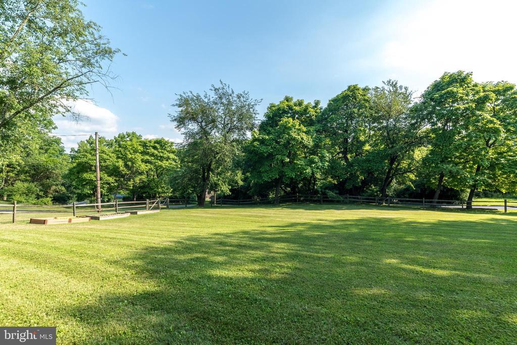 1425 PARKLAND ROAD