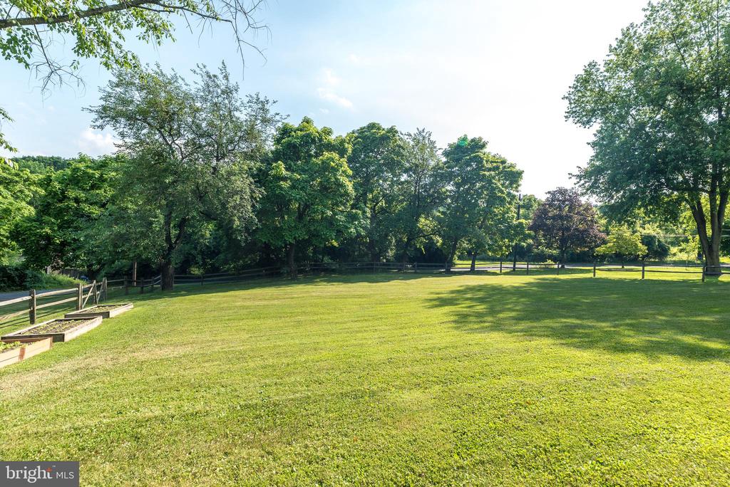 1425 PARKLAND ROAD