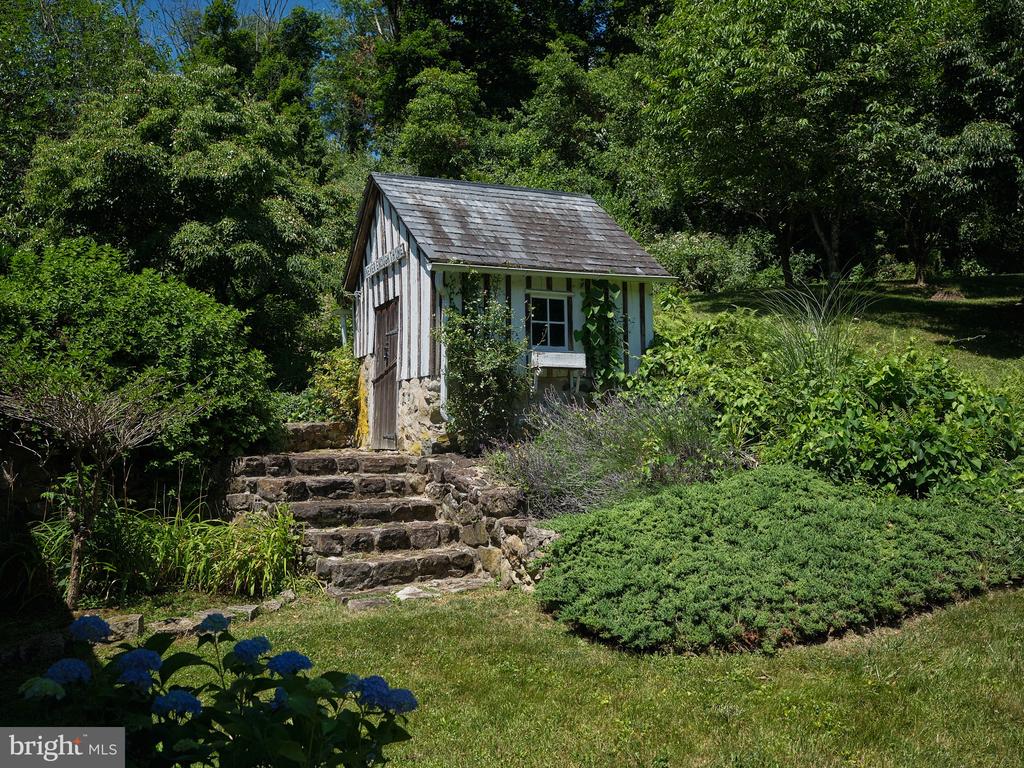 2884 GALLOWS HILL ROAD