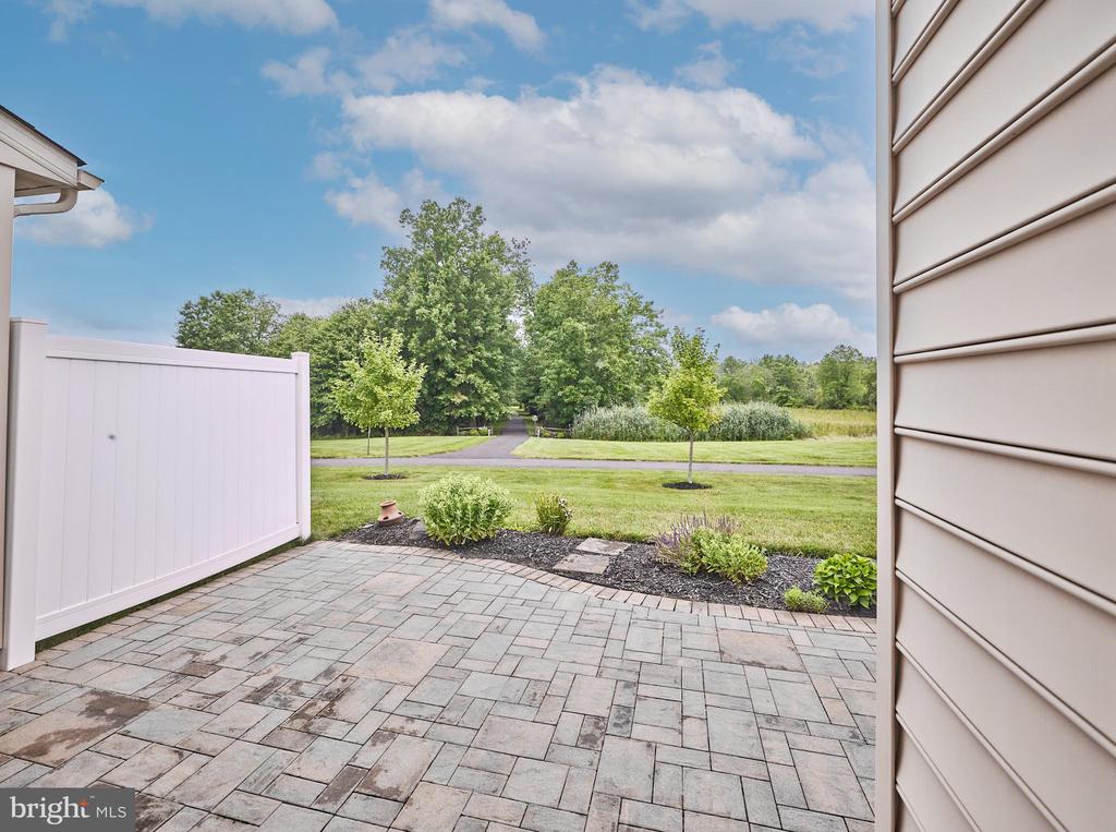 1047 ARBOUR LANE