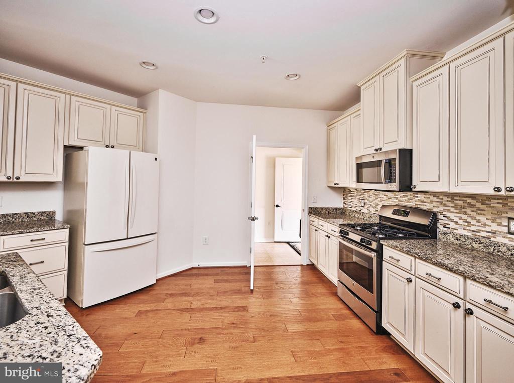 1047 ARBOUR LANE