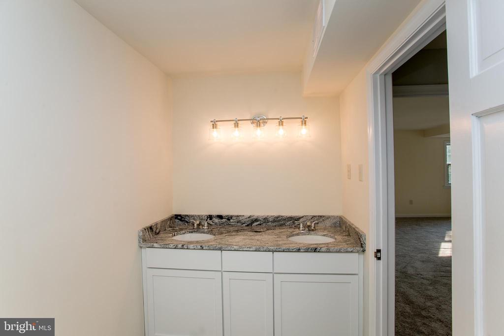275 PARK DRIVE W