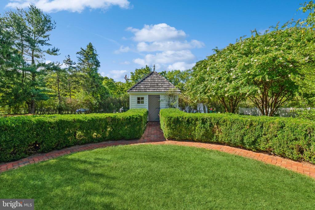 3 SPRUCEFIELD COURT