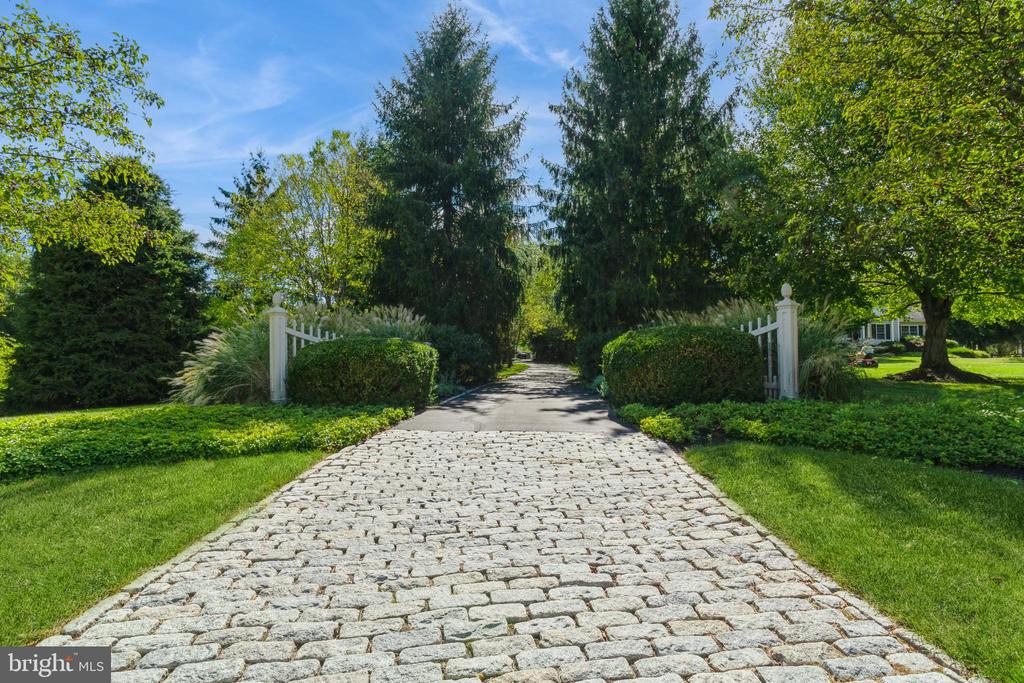 3 SPRUCEFIELD COURT