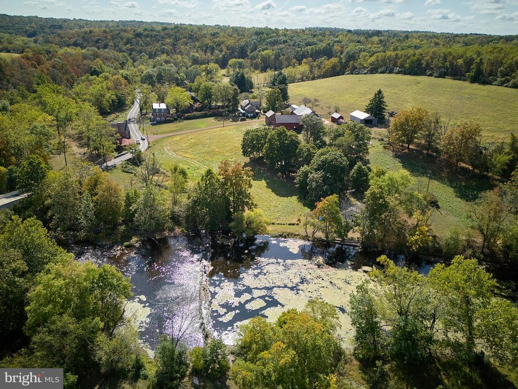 563 E DARK HOLLOW ROAD 245 KYLE LN