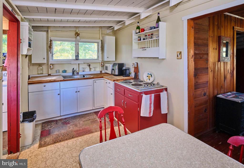 563 E DARK HOLLOW ROAD 245 KYLE LN