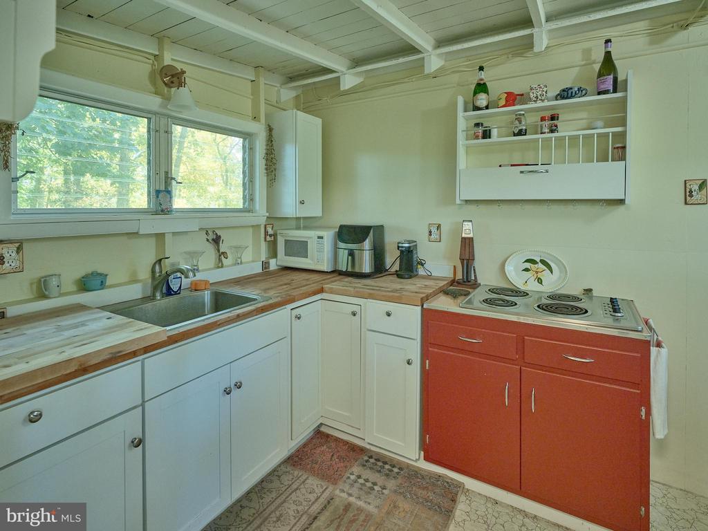 563 E DARK HOLLOW ROAD 245 KYLE LN