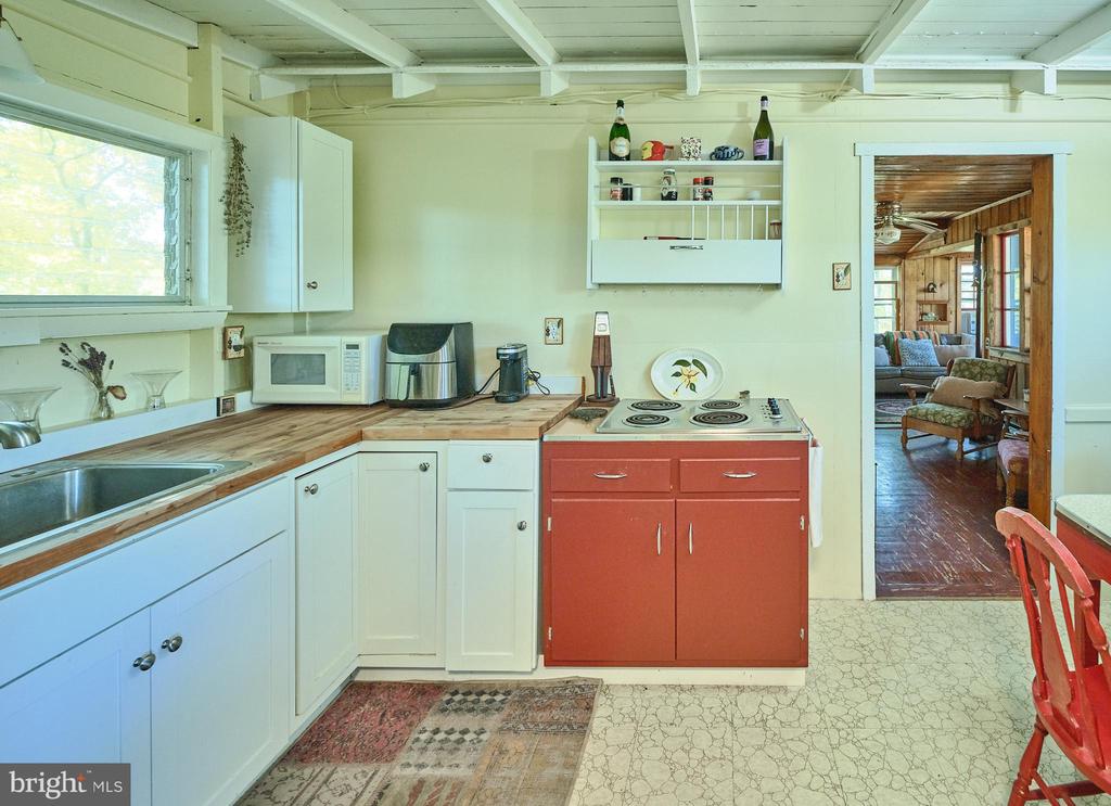 563 E DARK HOLLOW ROAD 245 KYLE LN