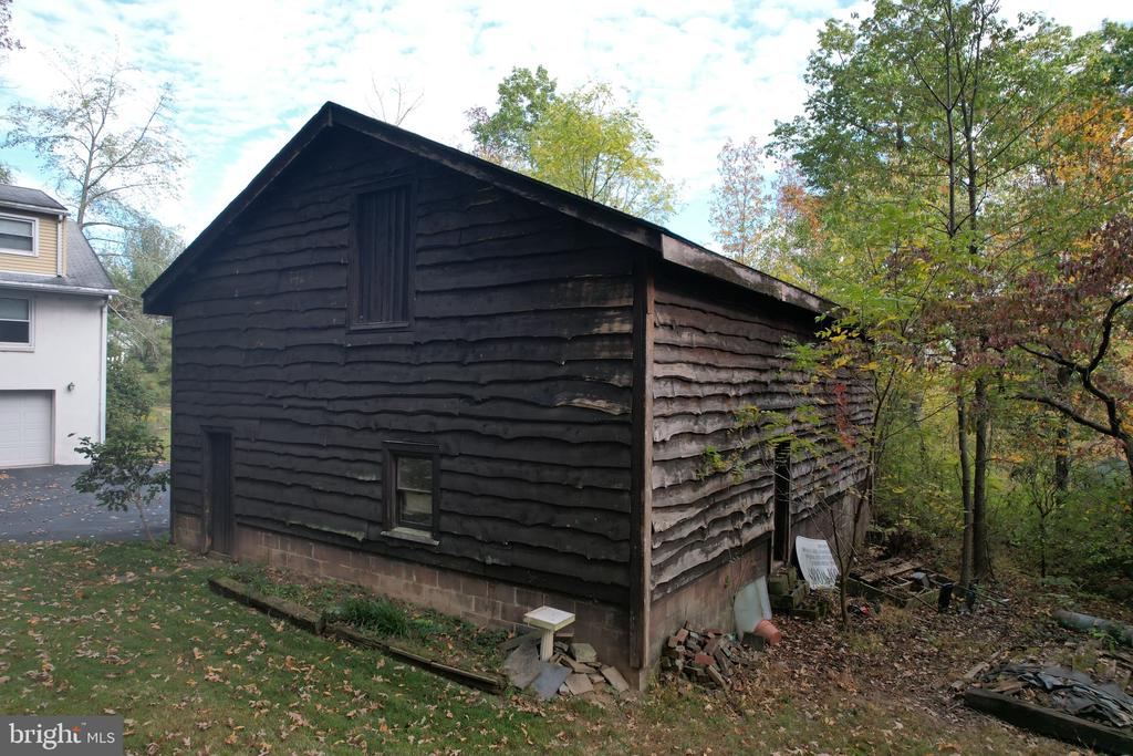 1086 CREAMERY ROAD