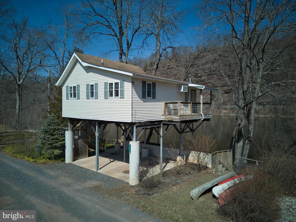 1827 TRAILS END LANE