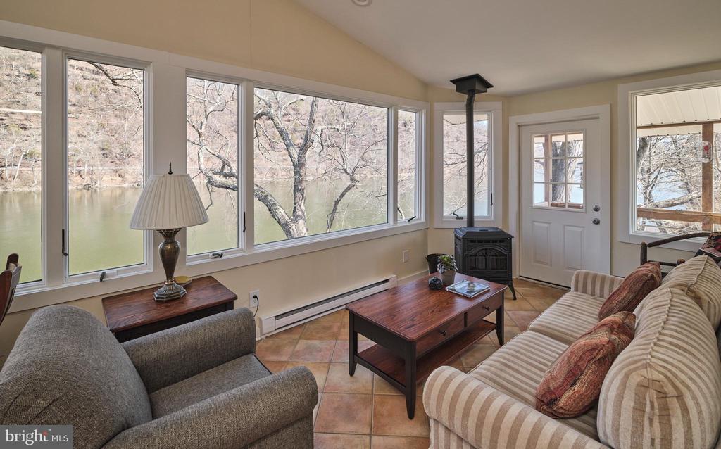 1827 TRAILS END LANE
