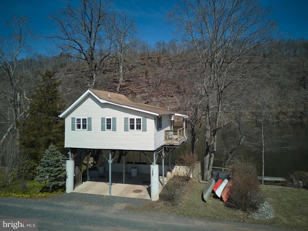 1827 TRAILS END LANE