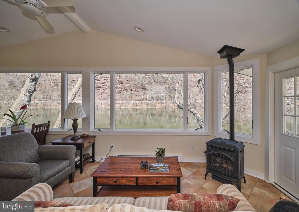 1827 TRAILS END LANE