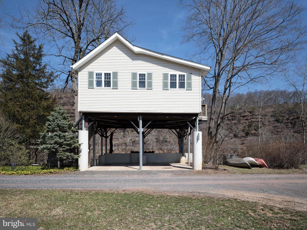 1827 TRAILS END LANE